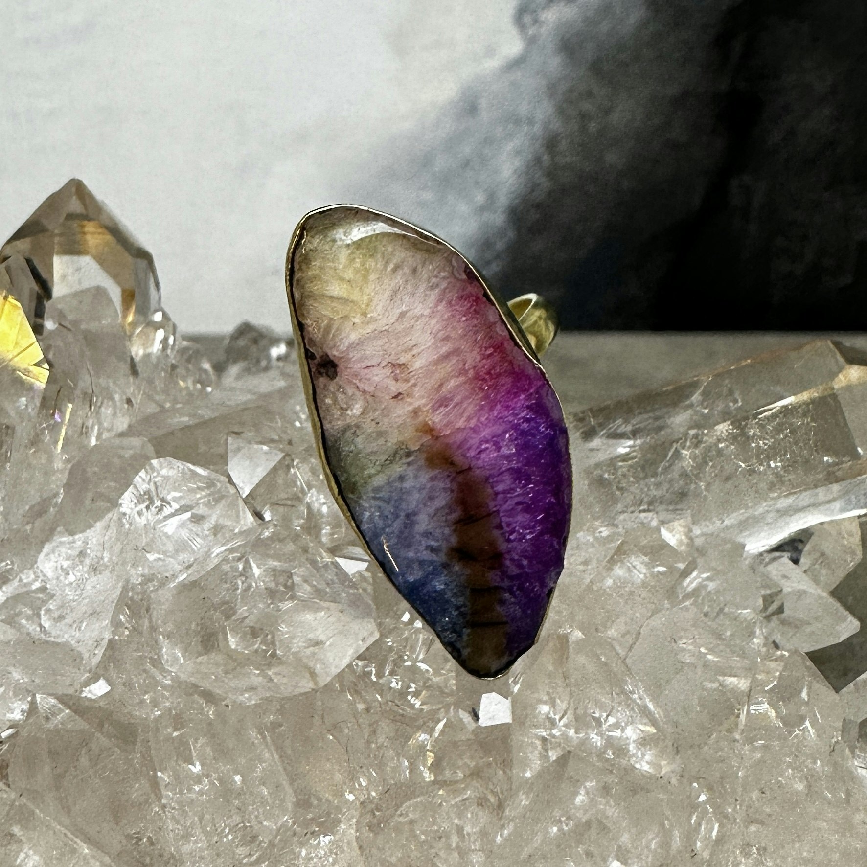 Boho ring med agat i mässing, regnbågsfärgad (E)