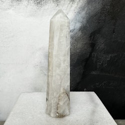 Regnbågsmånsten, torn (A) lite naggad