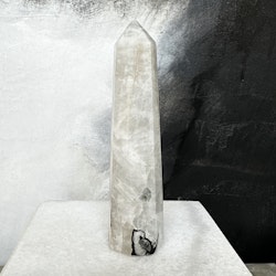 Regnbågsmånsten, torn (A) lite naggad