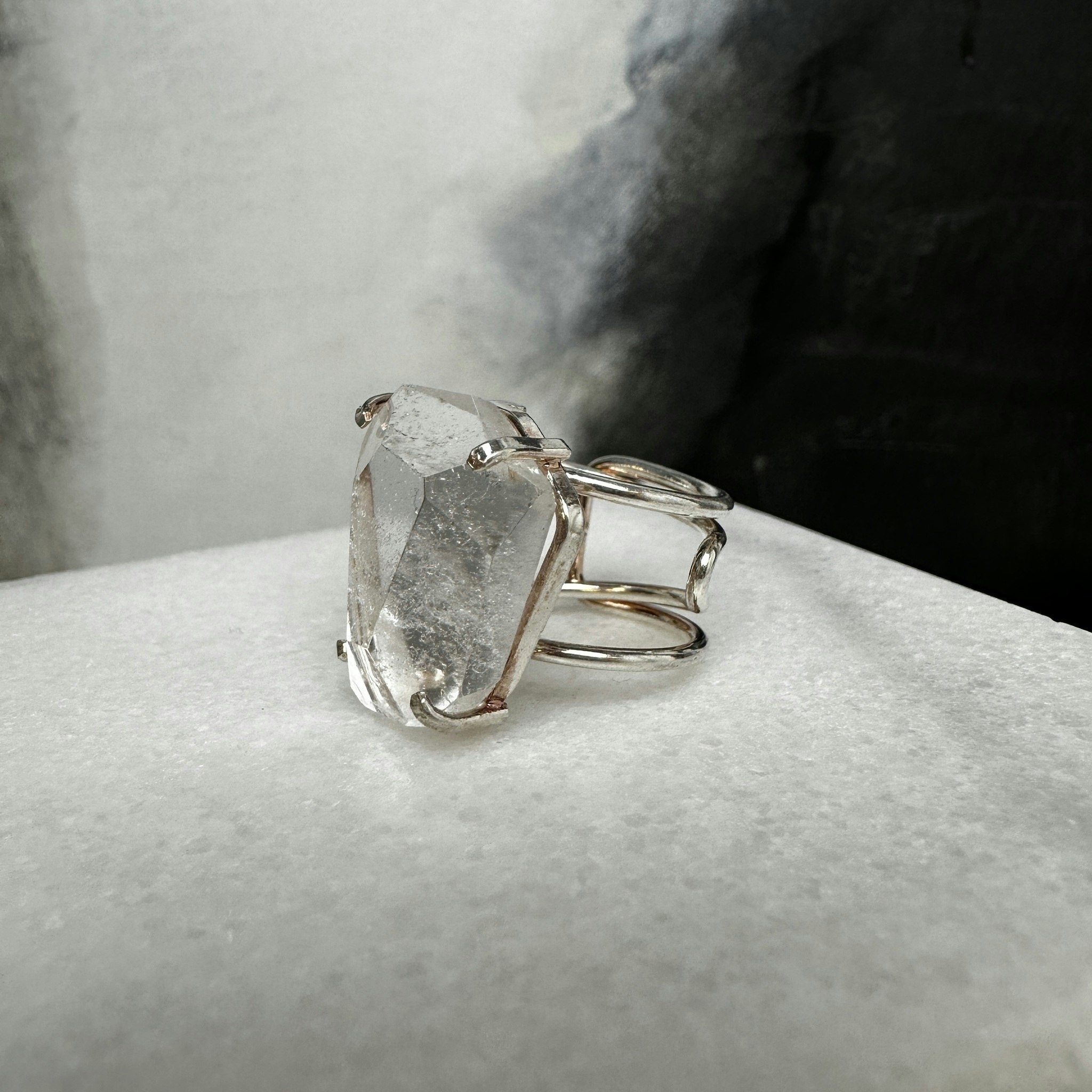 Bergkristall facetterad, ring justerbar silver (B)