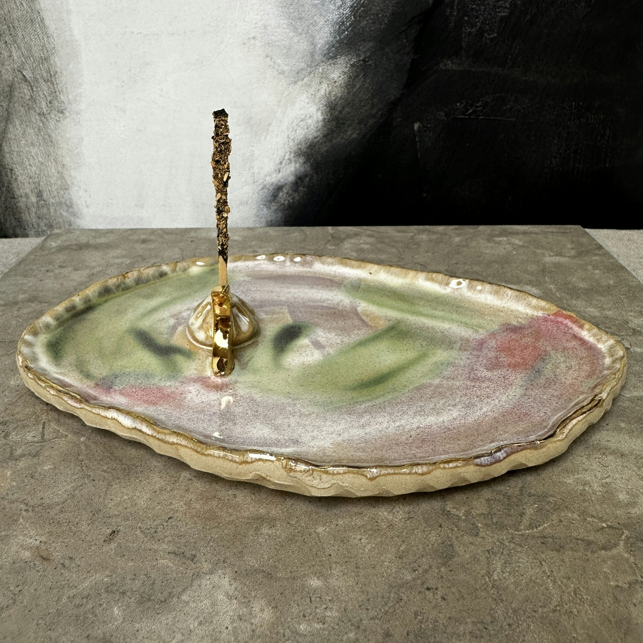 Rökelsefat Earth, oval med äkta guld (B)