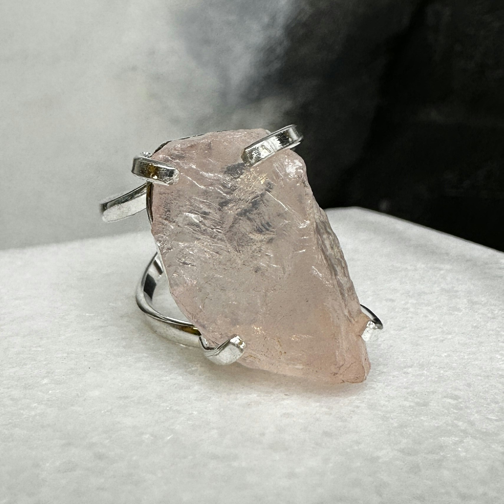 Rosenkvarts, justerbar ring, silver (K)