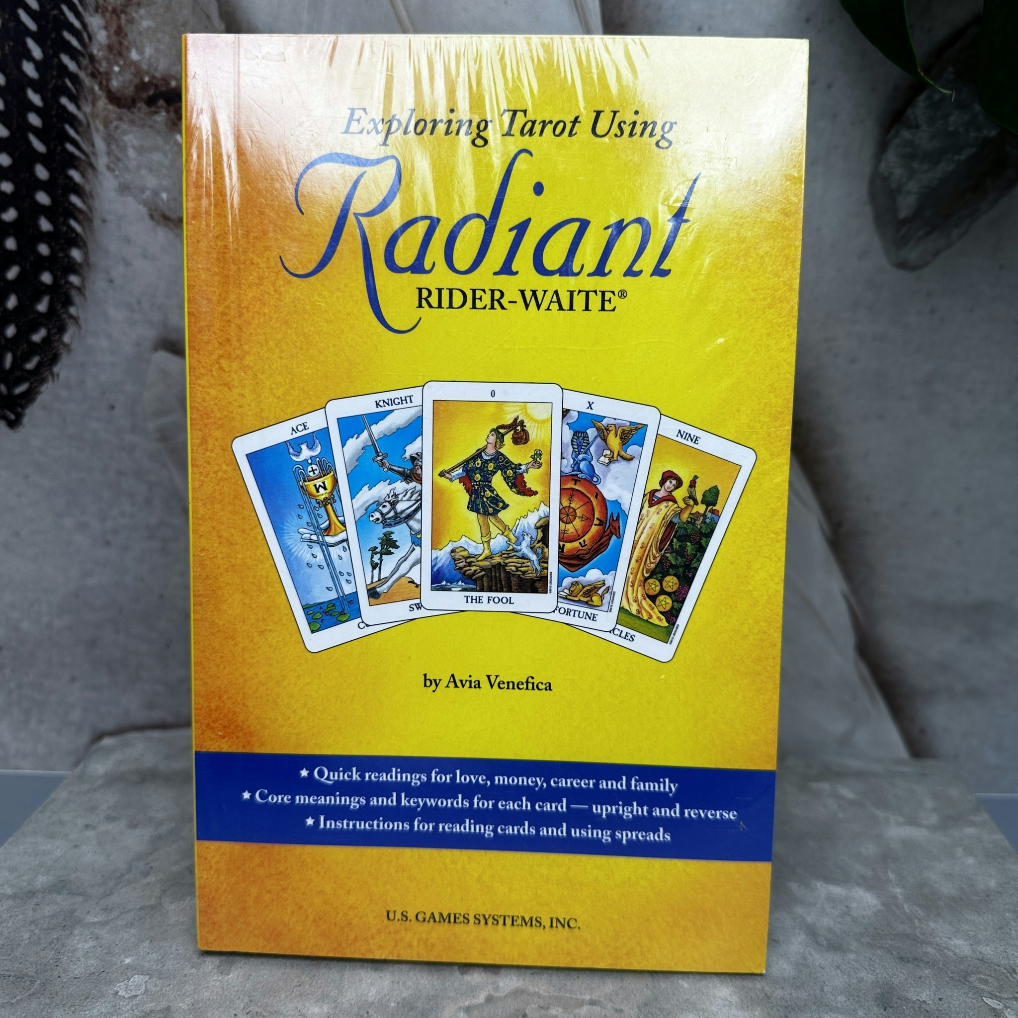 Exploring Tarot Using Radiant Rider-Waite, bok