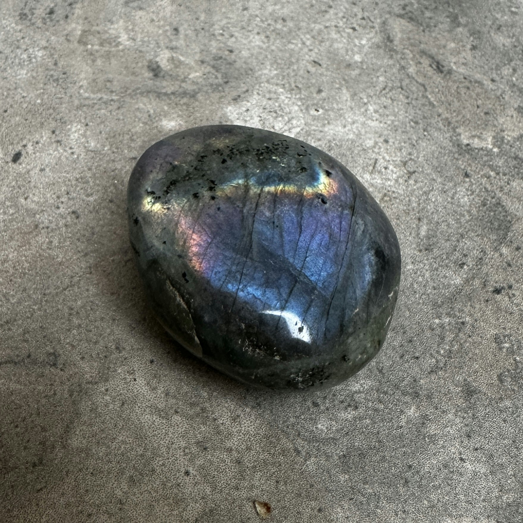 Labradorit, palmstone (A)