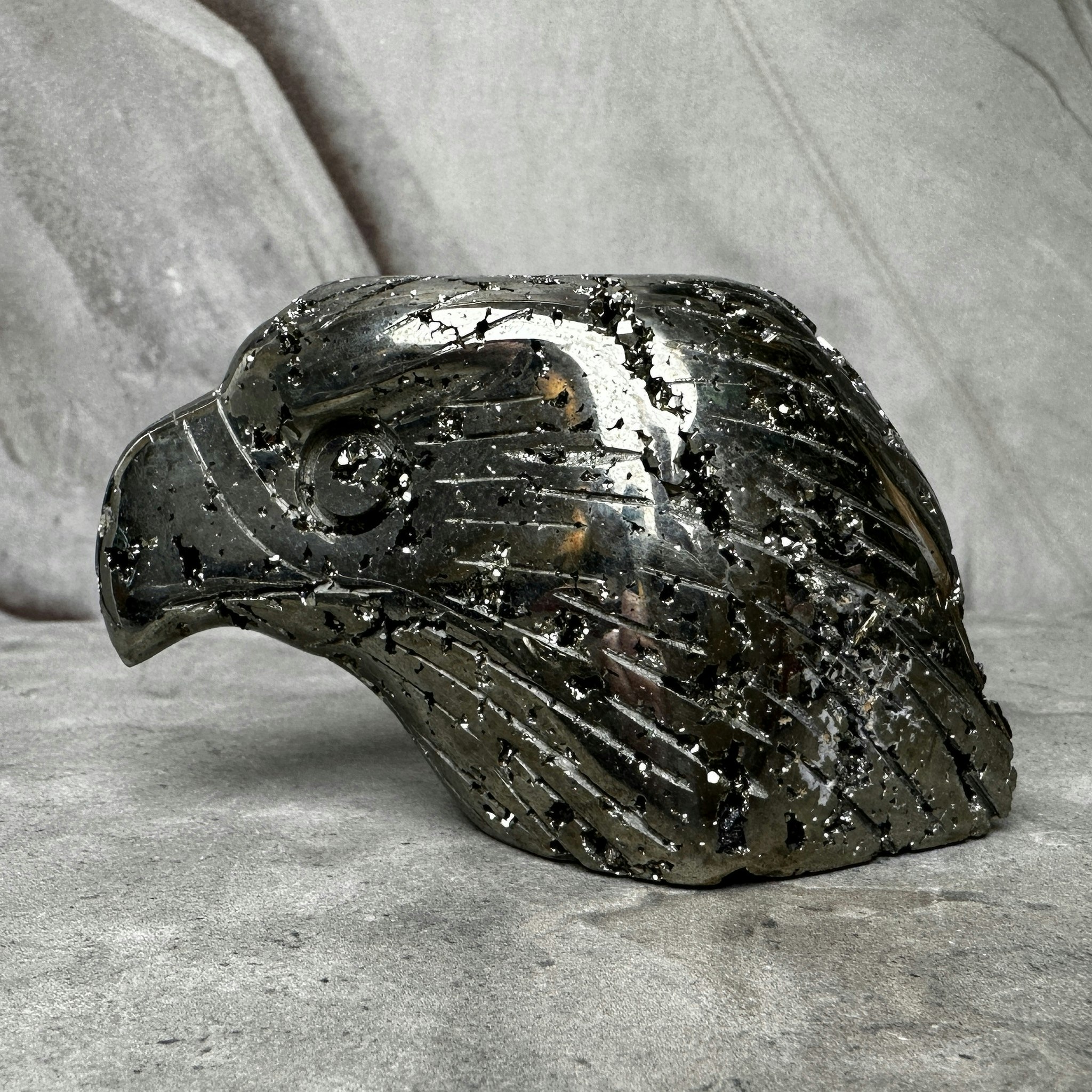 Pyrit, carving örn (A)