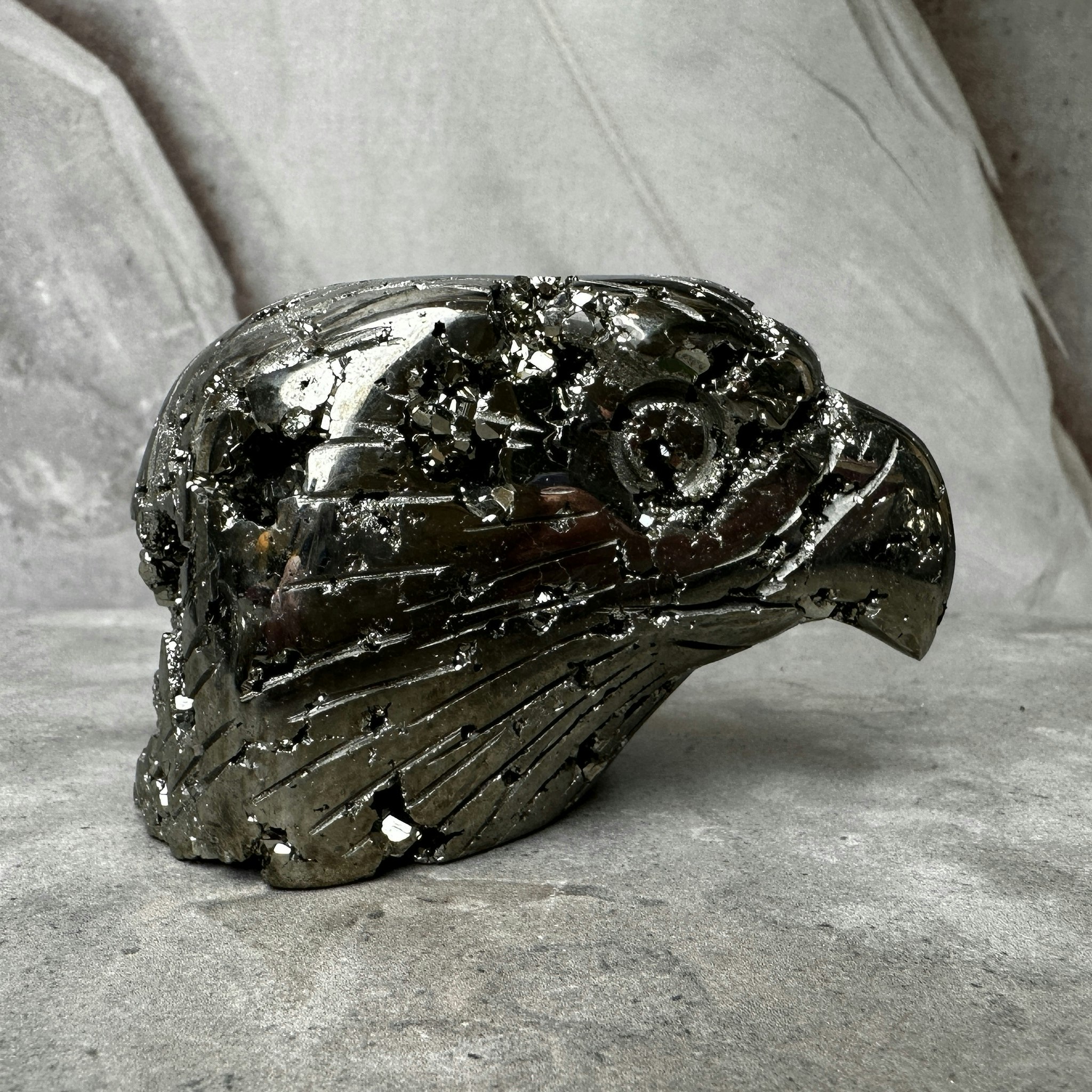 Pyrit, carving örn (A)