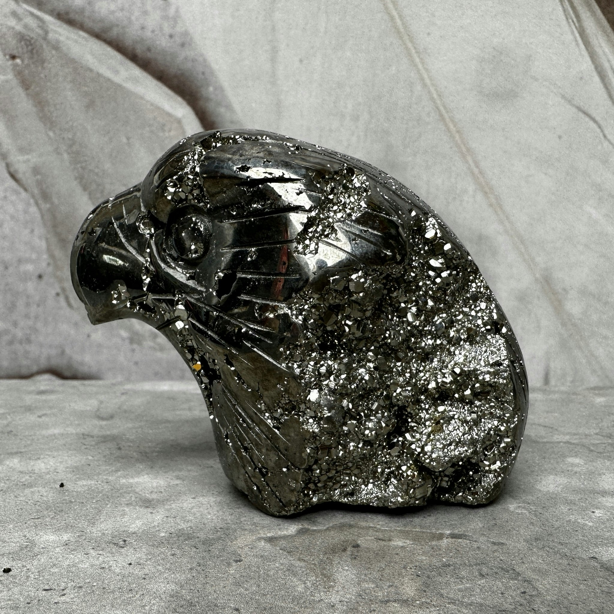 Pyrit, carving örn (B)