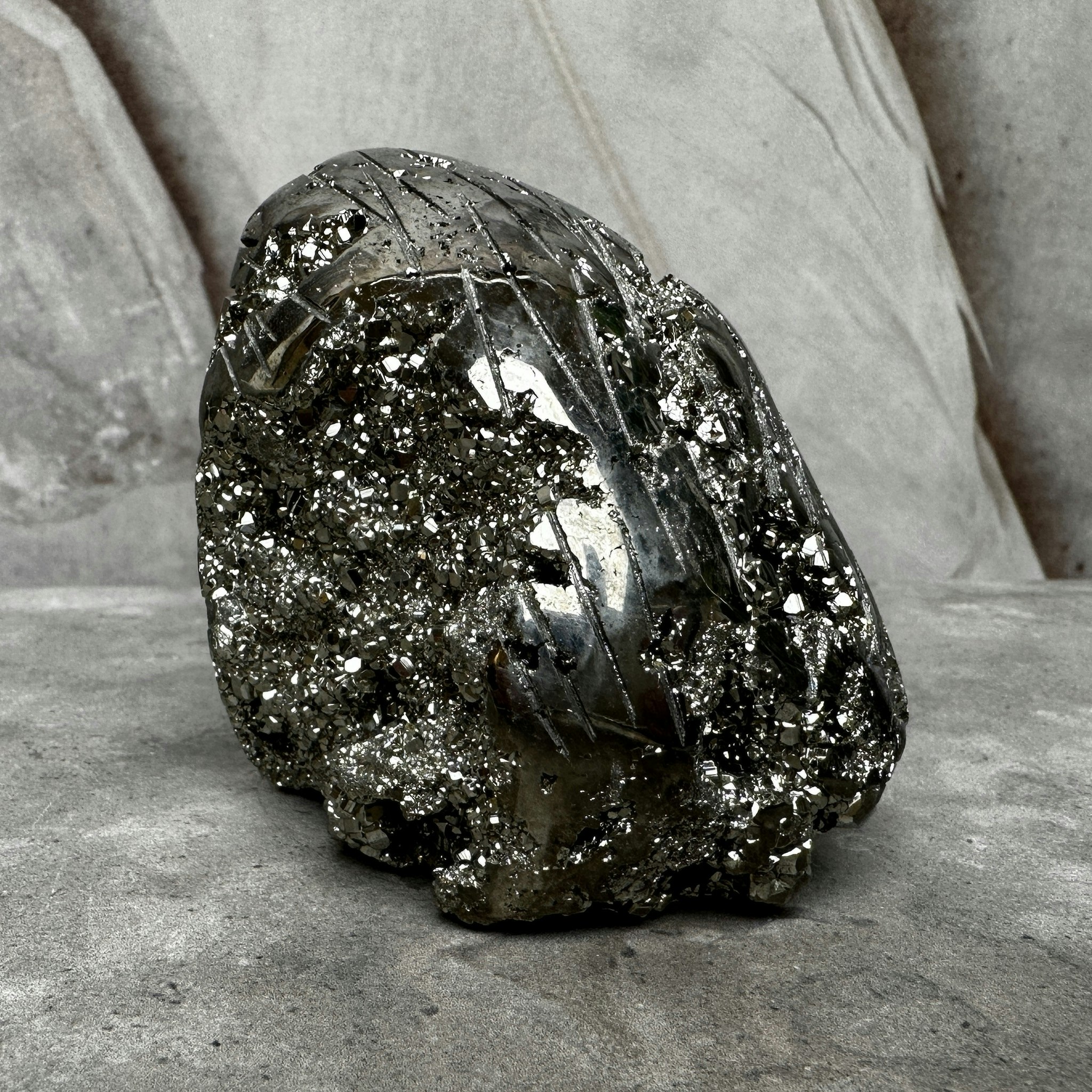 Pyrit, carving örn (B)