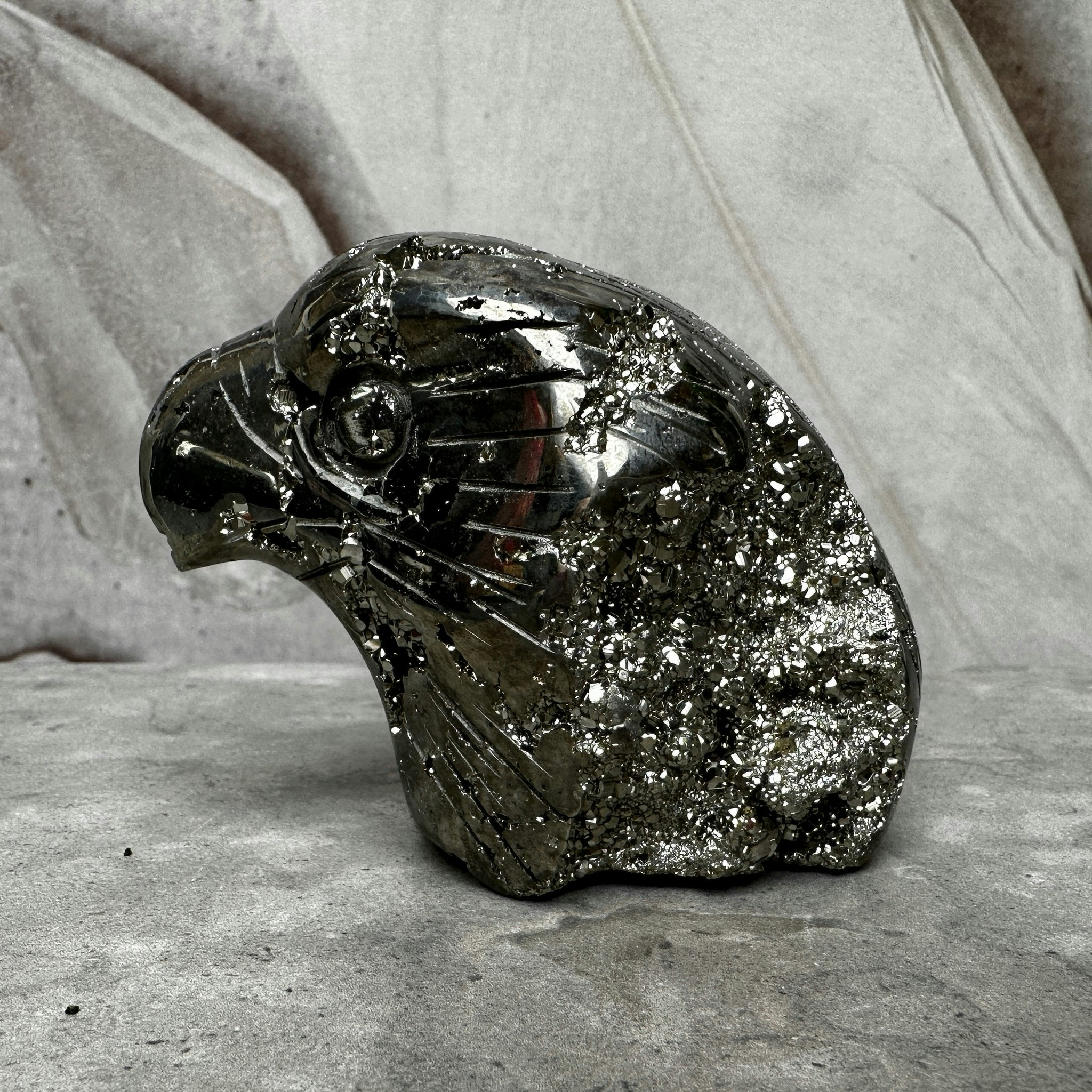 Pyrit, carving örn (B)