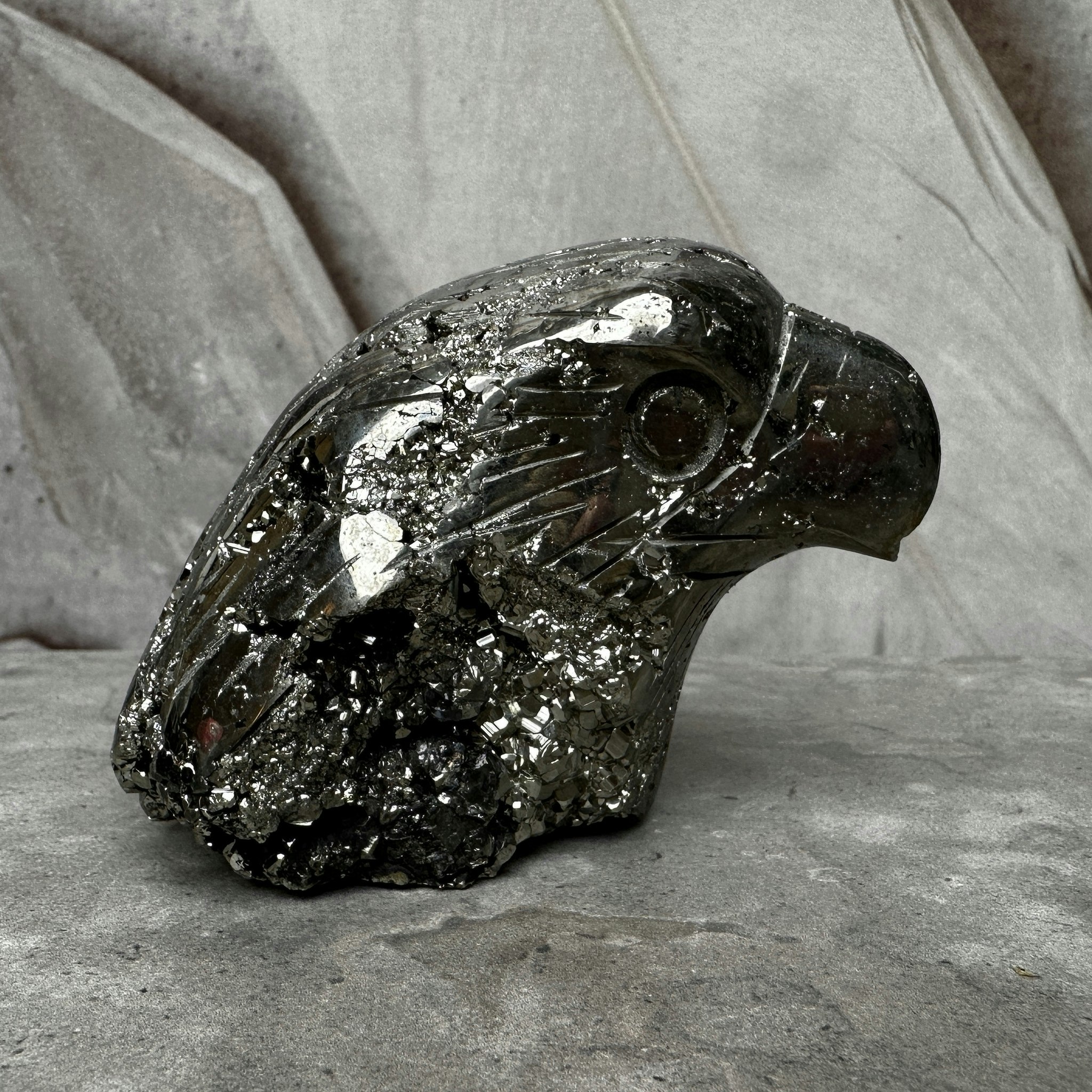 Pyrit, carving örn (B)