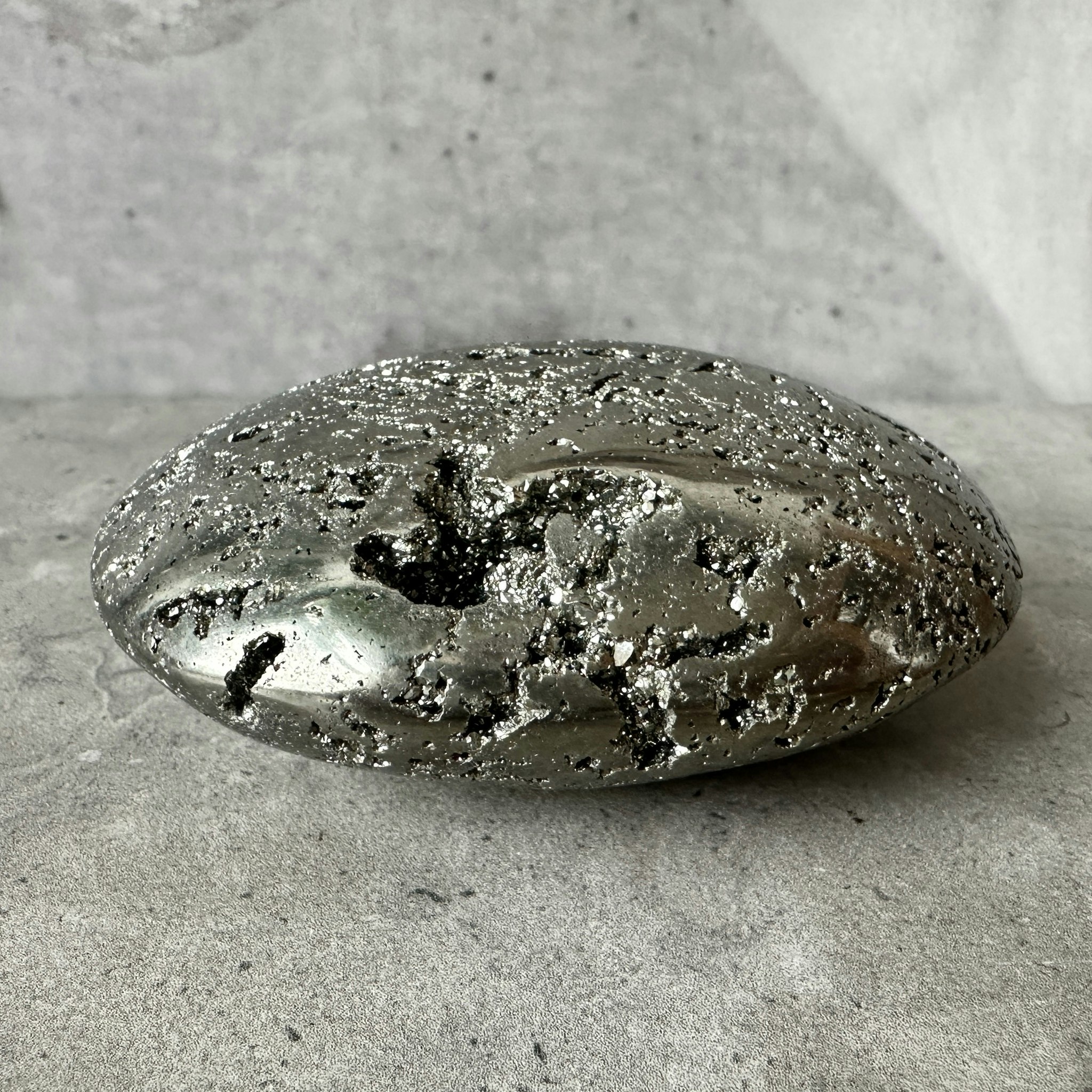 Pyrit, jumbo palmstone med kluster (C)
