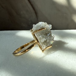 Bergkristall med aura, justerbar ring guld (B)