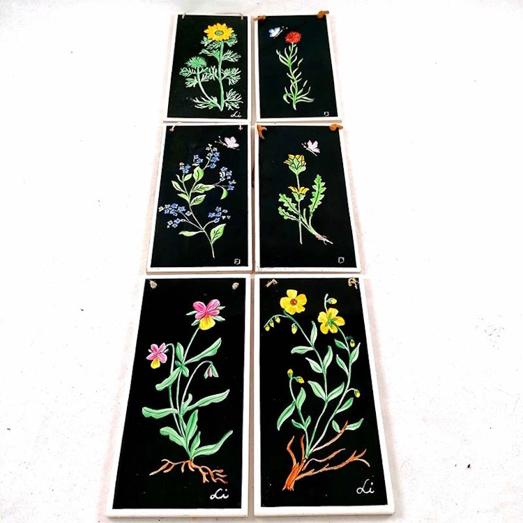 Blommor och fjärilar på kakelplattor, handmålade, 1950-60-tal