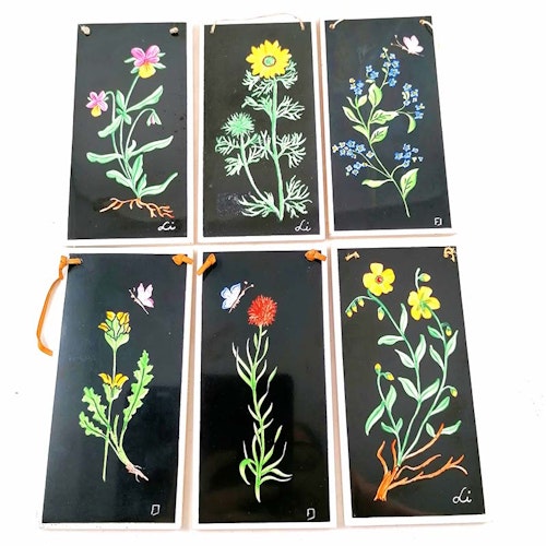 Blommor och fjärilar på kakelplattor, handmålade, 1950-60-tal