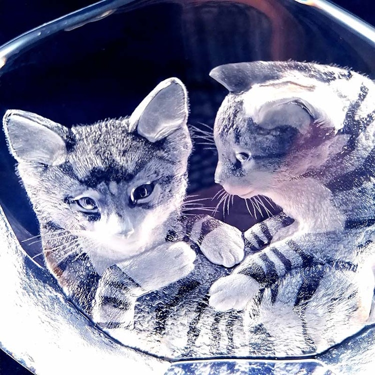 Stort kristallblock med lekande katter, Mats Jonasson, Målerås glasbruk
