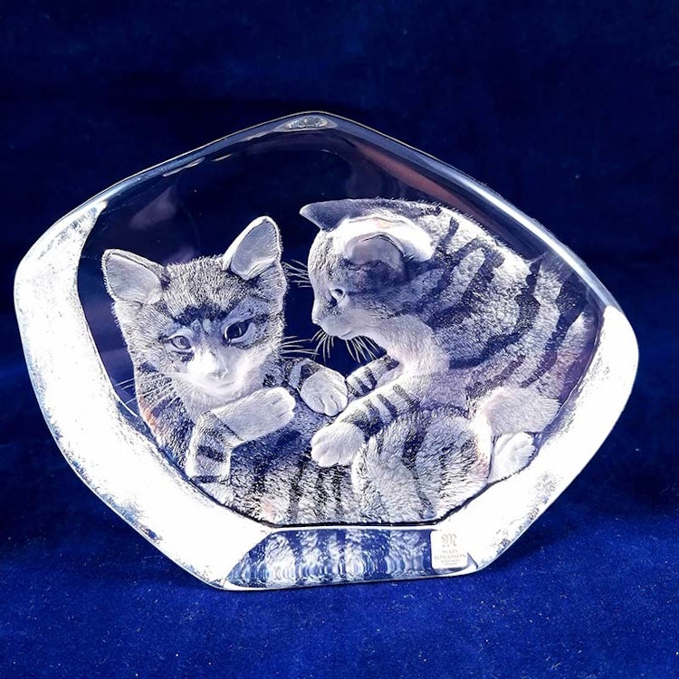 Stort kristallblock med lekande katter, Mats Jonasson, Målerås glasbruk