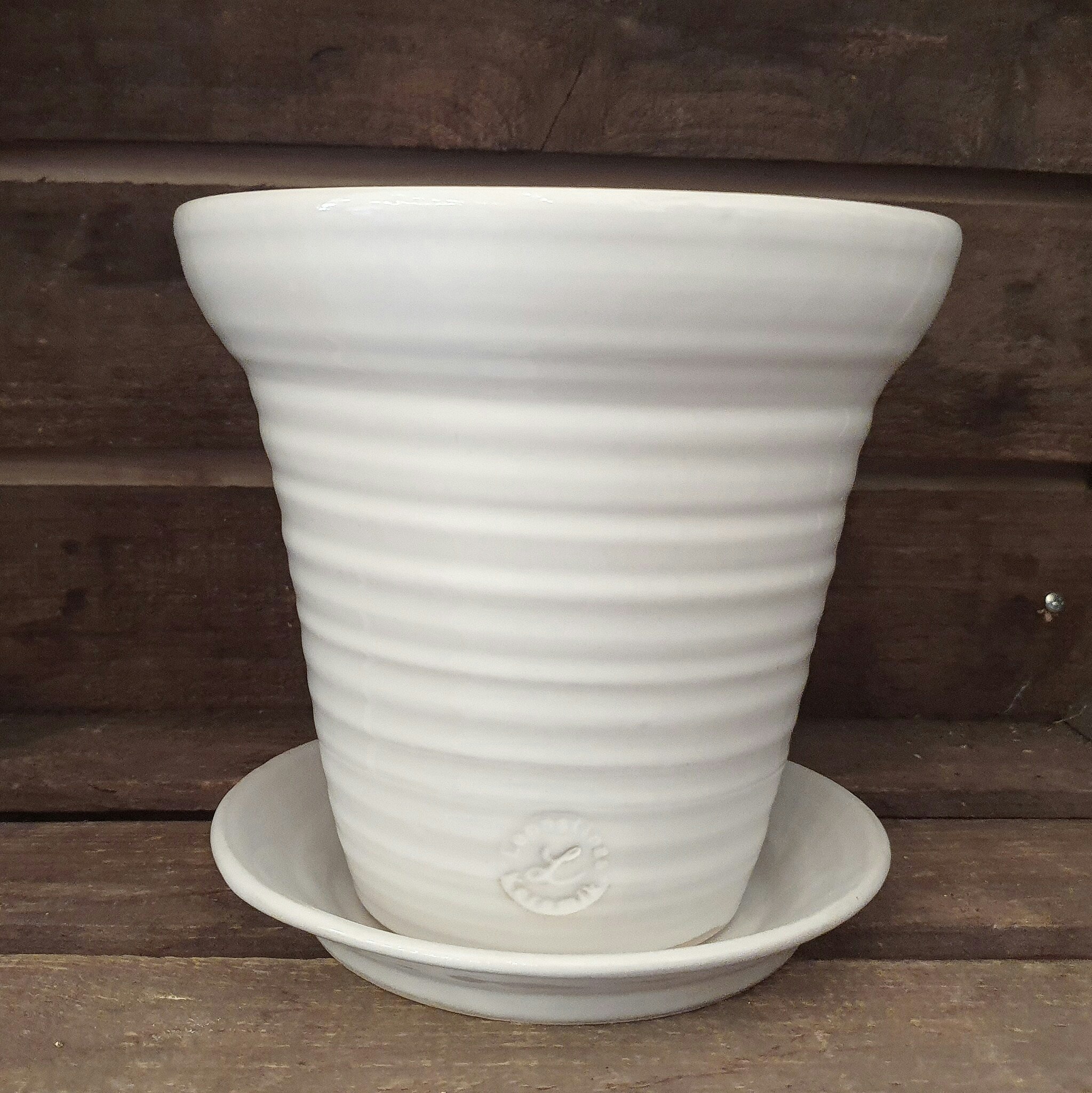 Blomkruka med fat, vit - Lenastinas Keramik