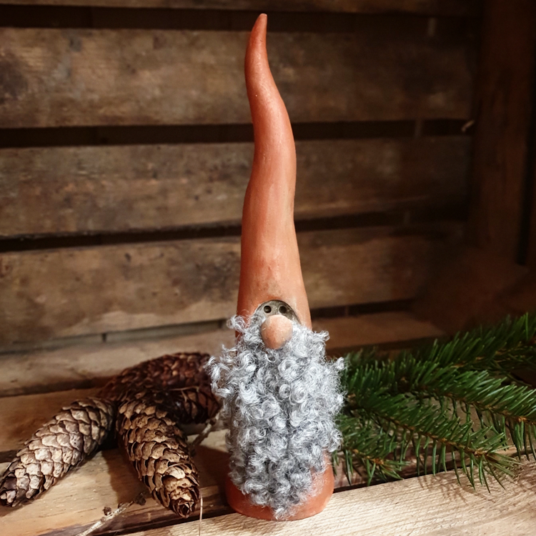 Tomte/vätte med skägg i fårskinn