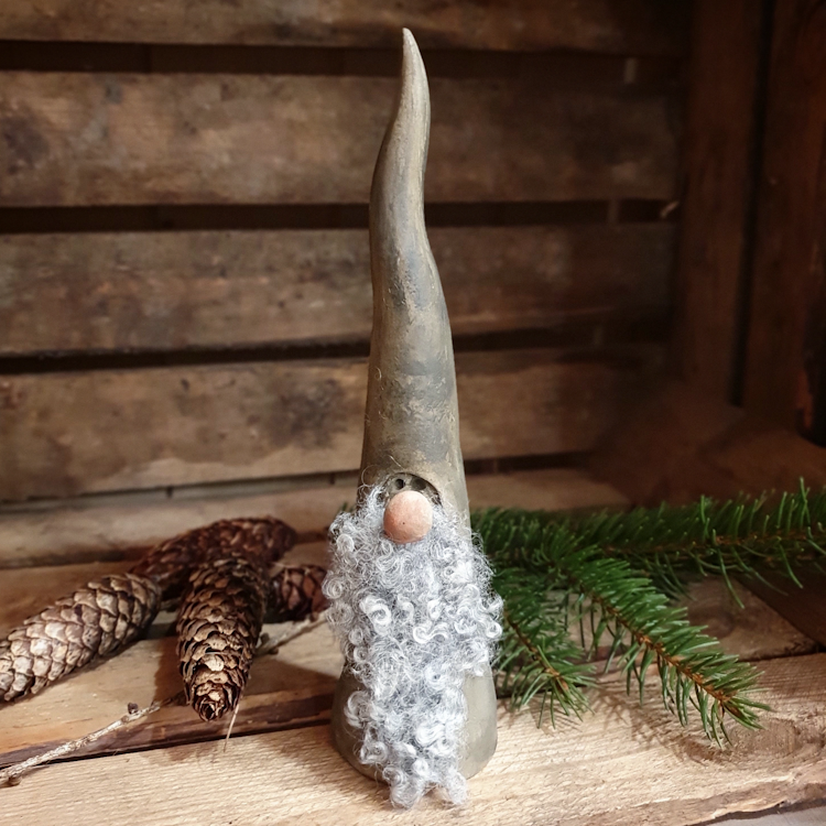 Tomte/vätte med skägg i fårskinn