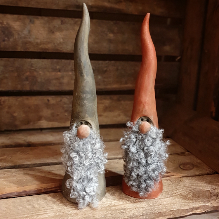 Tomte/vätte med skägg i fårskinn
