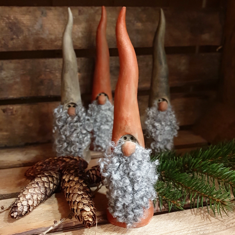 Tomte/vätte med skägg i fårskinn