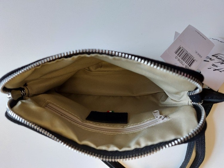 Axelväska halvmåne mocka mörkblå Ulrika Design Bags4Fun.se Axelväska halvmåne mocka svart Ulrika Design Bags4Fun.se