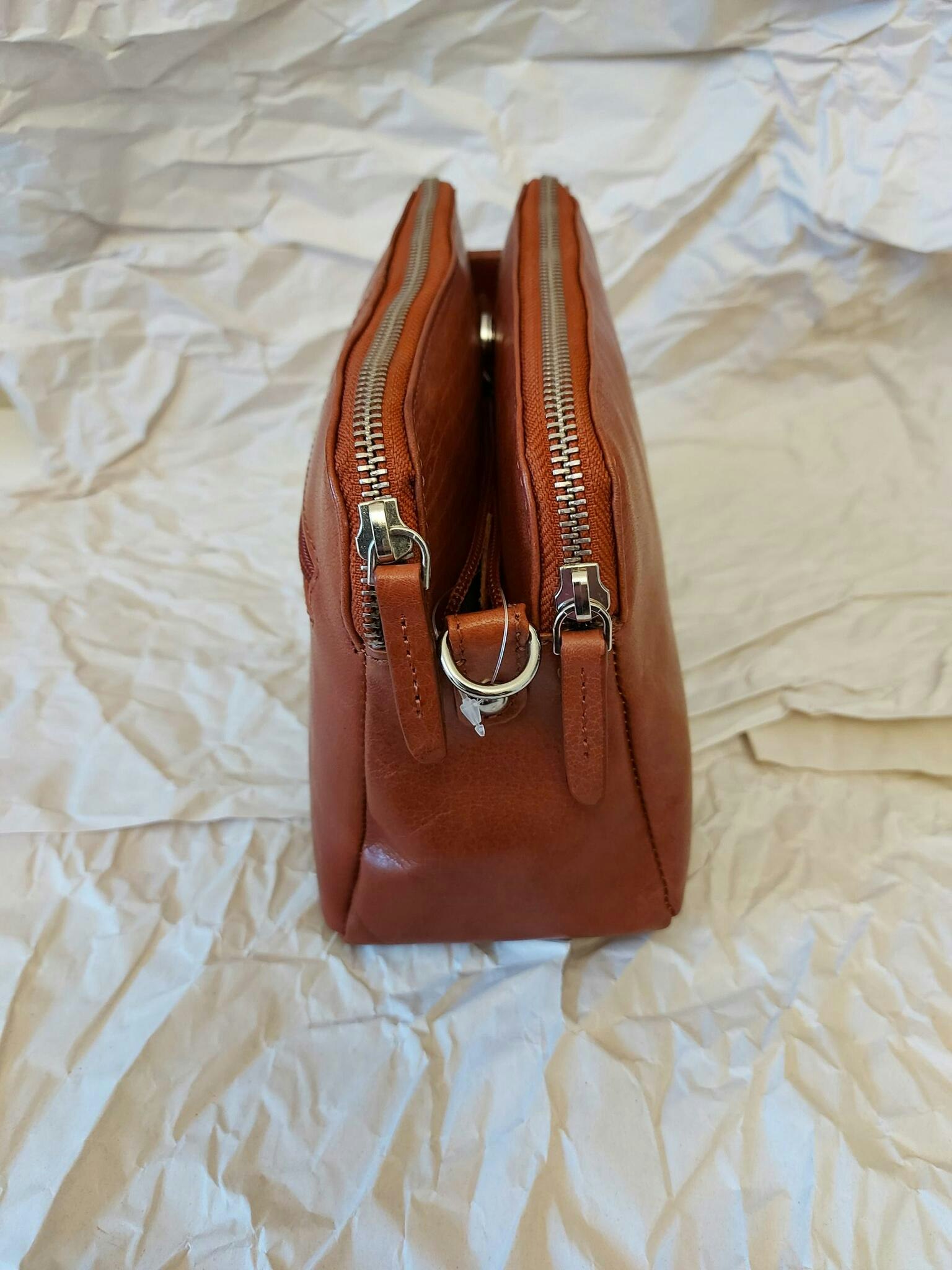 Axelremsväska liten skinn cognac Luca Ferri 5-7432 - Bags4Fun.se