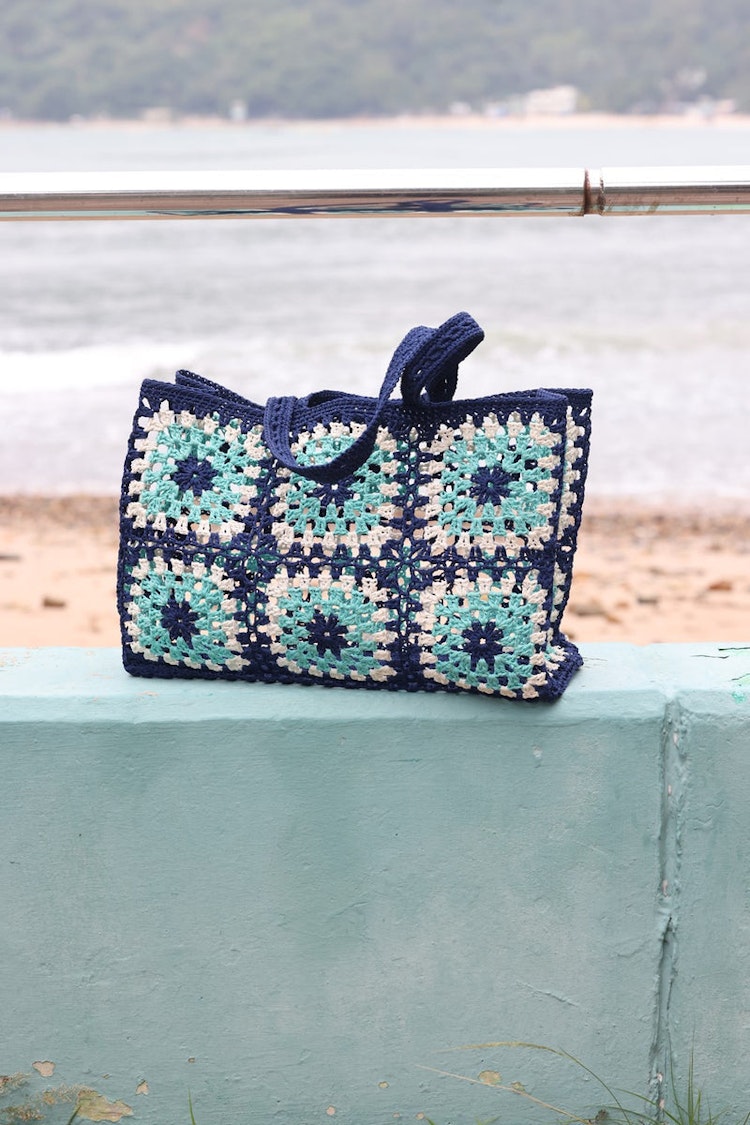 Ceannis virkad väska Basket | Grids Crochet | Blue