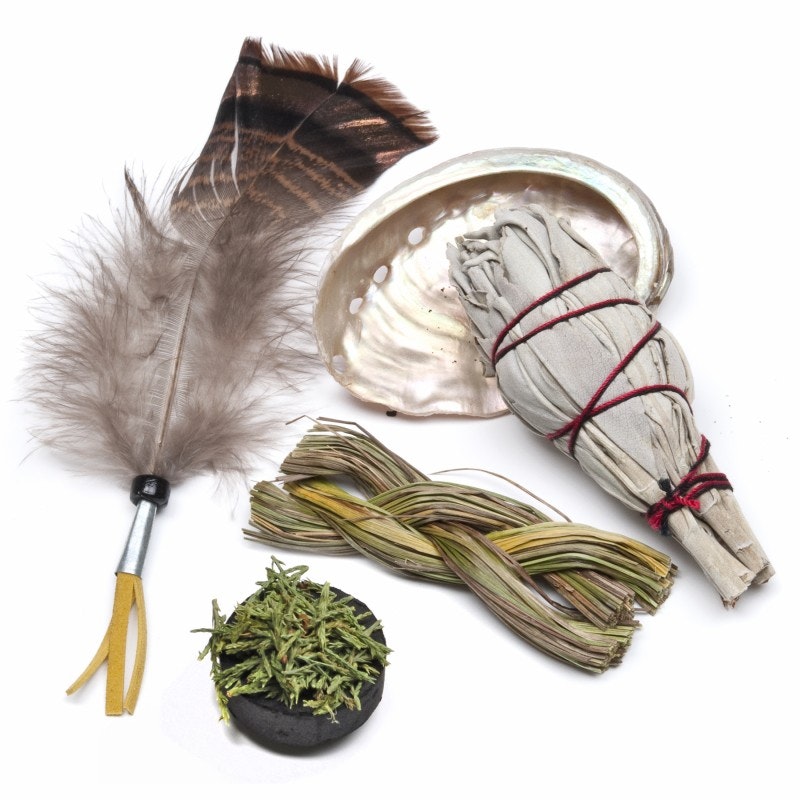Smudgekit med salvia, sweetgrass, ceder, fjäder, abalonesnäcka och kol