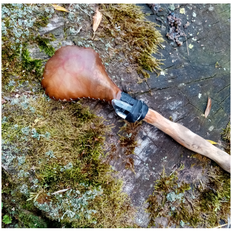 Shamanskallra av poppelträ med bergskristall och färgat renskinn med sol.