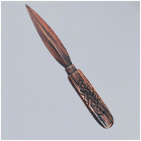 Athame av trä med runor