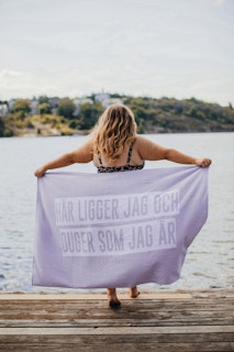 Strandbadlakan "Här ligger jag och duger som jag är"