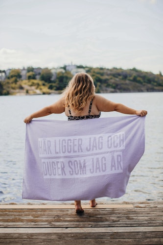 Strandbadlakan "Här ligger jag och duger som jag är"