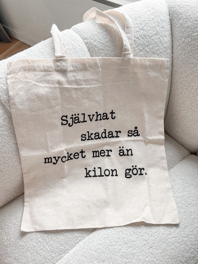 Tygpåse "Självhat skadar så mycket mer än kilon gör"