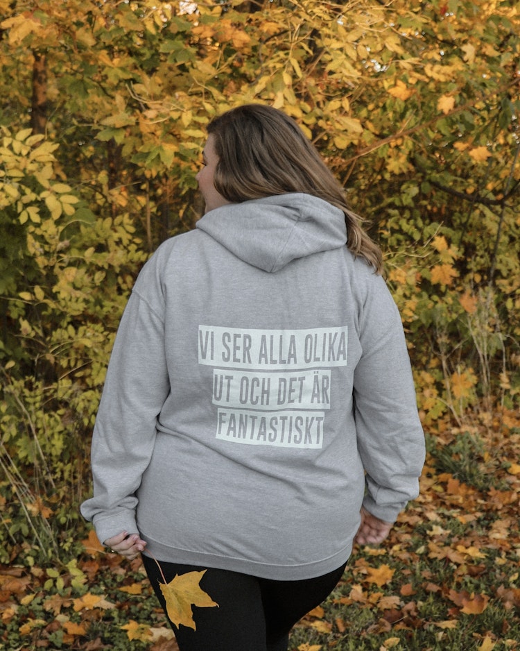 Hoodie "Vi ser alla olika ut och det är fantastiskt"