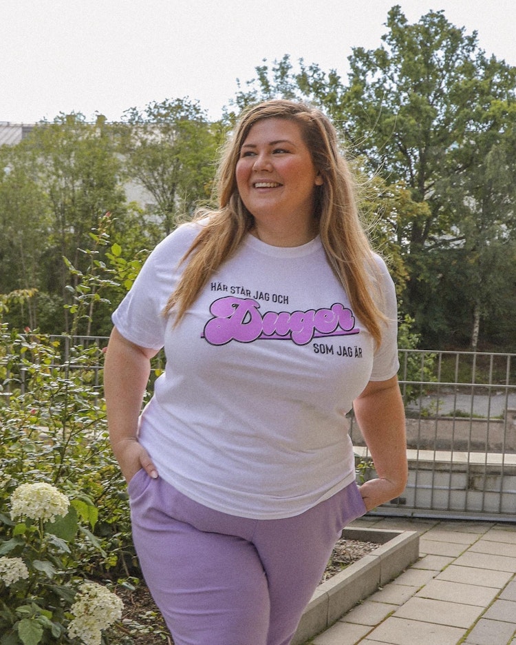 Vit t-shirt "Här står jag och duger som jag är"
