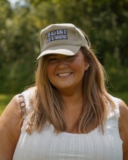 Beige keps "Vi ser alla olika ut och det är fantastiskt"