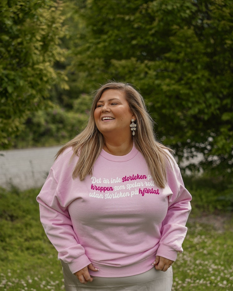 Rosa sweatshirt "Det är inte storleken på kroppen som spelar roll utan storleken på hjärtat"