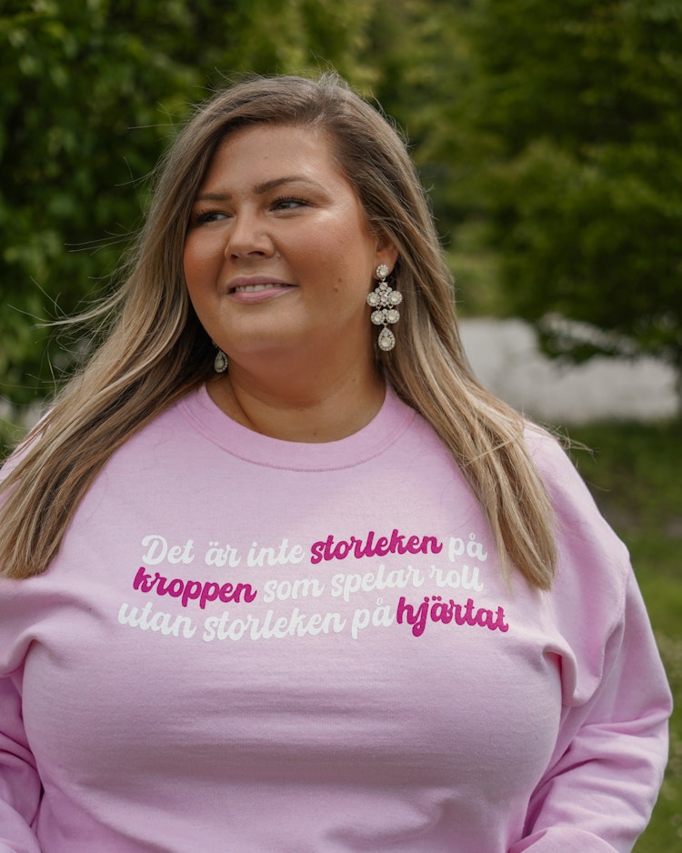 Rosa sweatshirt "Det är inte storleken på kroppen som spelar roll utan storleken på hjärtat"