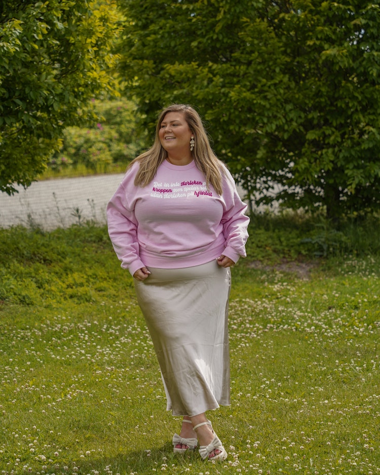 Rosa sweatshirt "Det är inte storleken på kroppen som spelar roll utan storleken på hjärtat"