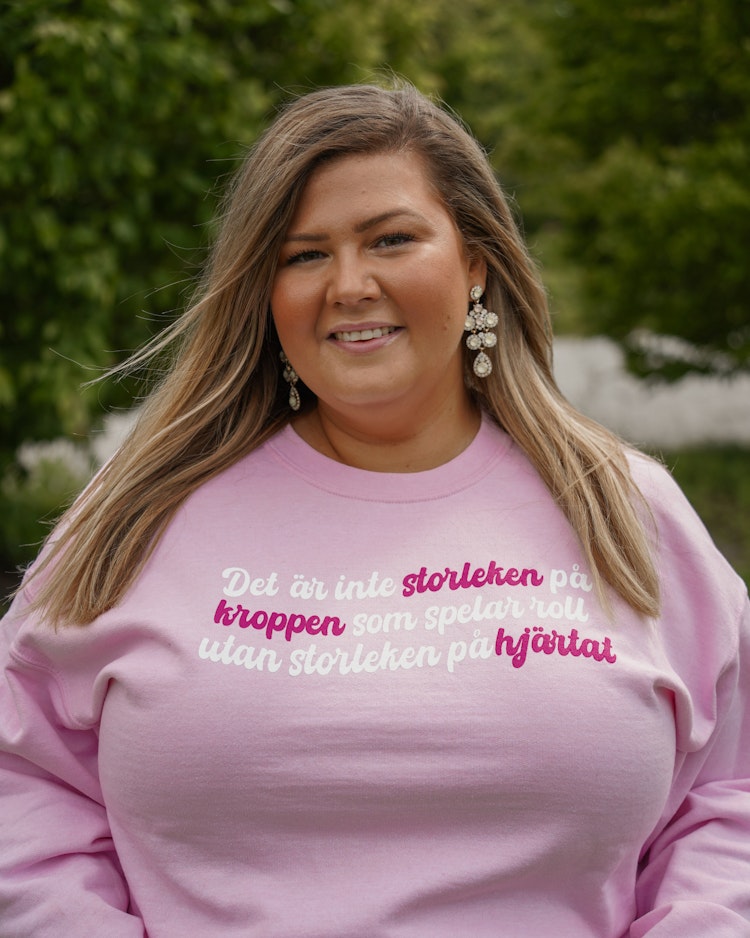 Rosa sweatshirt "Det är inte storleken på kroppen som spelar roll utan storleken på hjärtat"