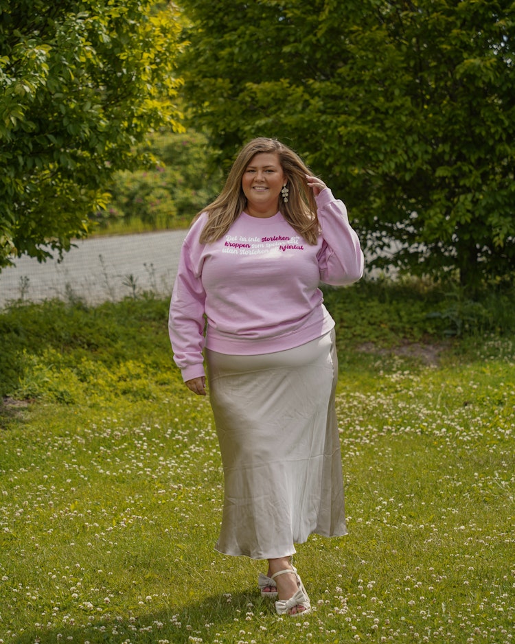 Rosa sweatshirt "Det är inte storleken på kroppen som spelar roll utan storleken på hjärtat"