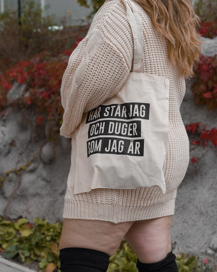 Väskpaket: "Här står jag och duger som jag är"