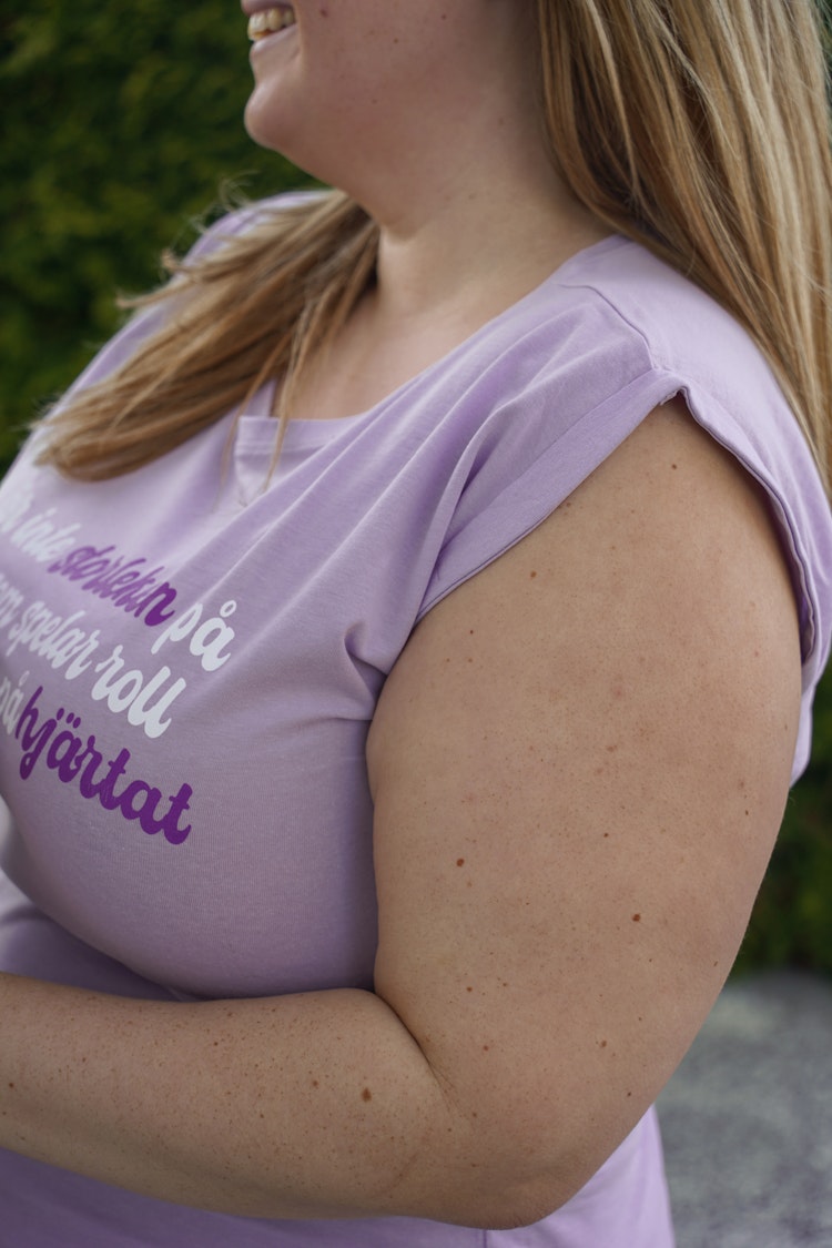 Lila t-shirt "Det är inte storleken på kroppen som spelar roll utan storleken på hjärtat"