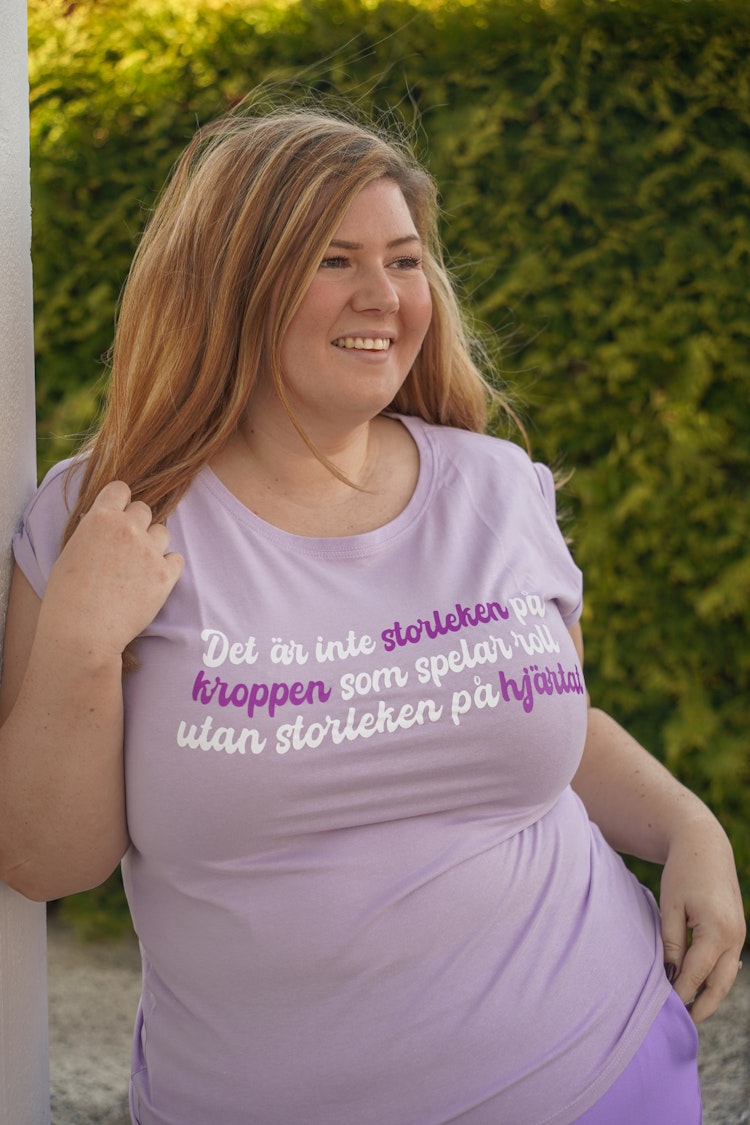 Lila t-shirt "Det är inte storleken på kroppen som spelar roll utan storleken på hjärtat"