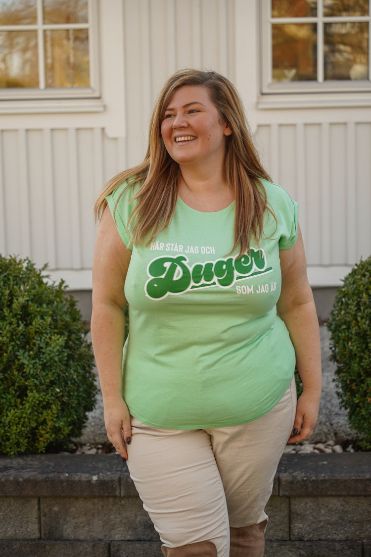 Grön t-shirt "Här står jag och duger som jag är"