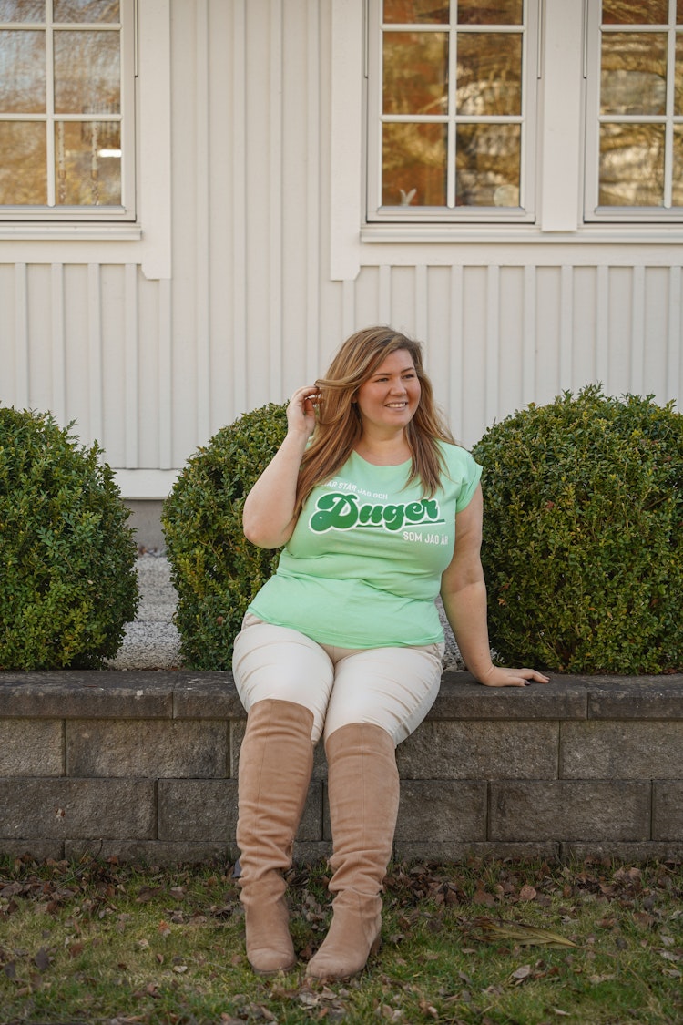 Grön t-shirt "Här står jag och duger som jag är"