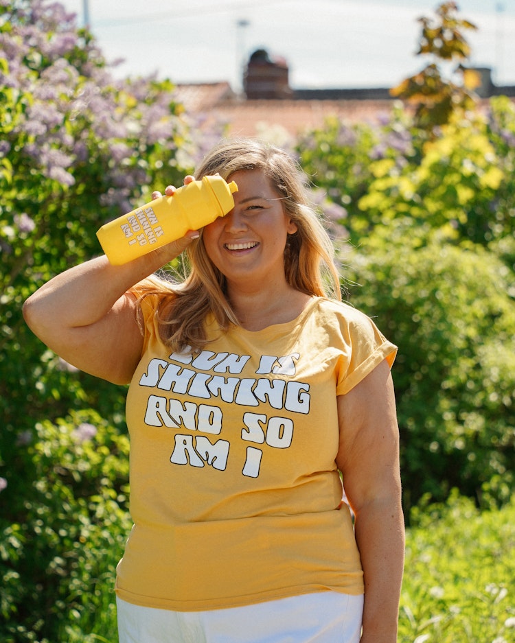Gula paketet: T-shirt  + vattenflaska