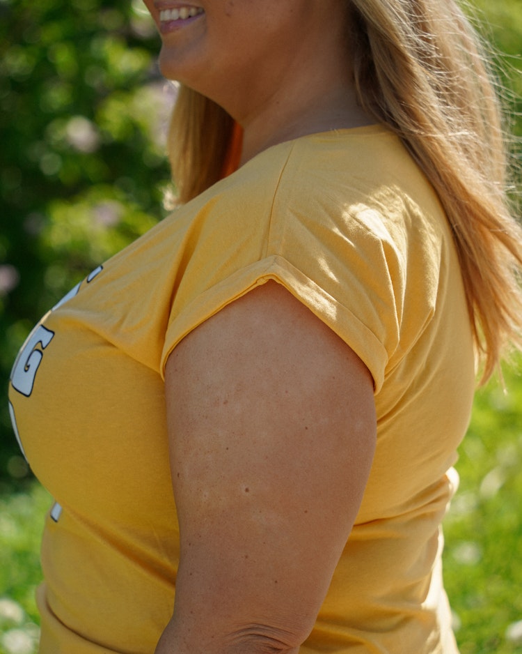 Gul t-shirt "Sun is shining and so am I"
