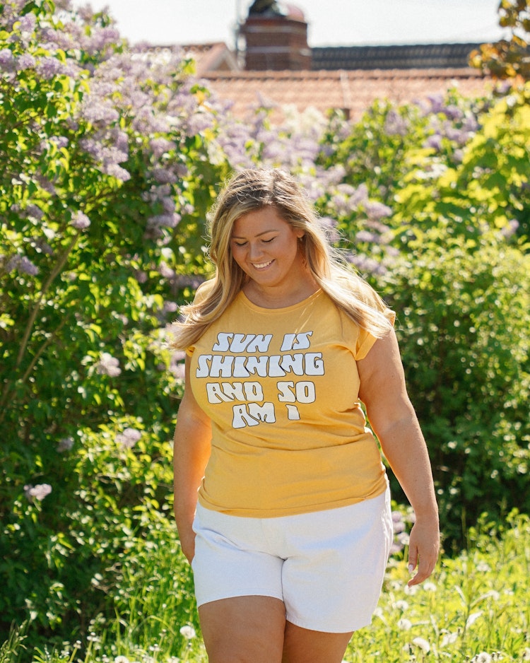 Gul t-shirt "Sun is shining and so am I"